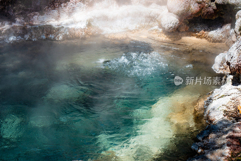 在Orakei Korako地热公园和洞穴的冷饮喷泉，隐藏山谷，新西兰陶波